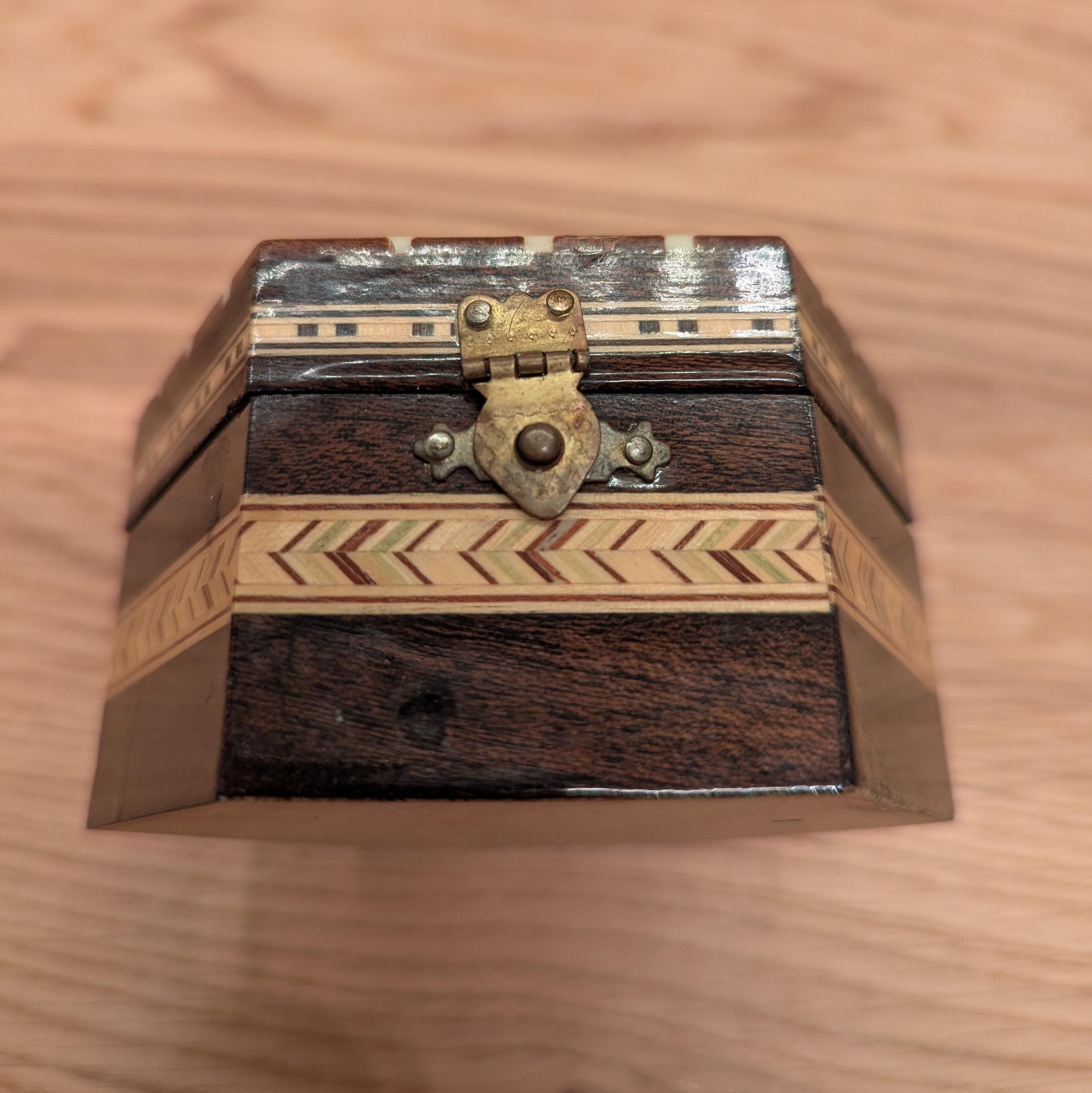Petite Boîte à Bijoux Ancienne En Bois - Marqueterie Hexagonale Incrustée - Fabriquée En France - Occasion