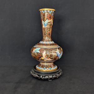 Vaso vintage em esmalte cloisonné - motivo intrincado de borboletas e flores sobre suporte de madeira