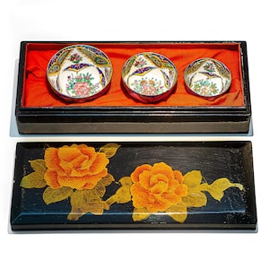 Sake Cup Set in Floral Lacquered Box – 3 Cups