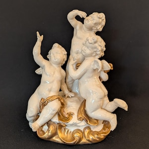 Grupo de querubines de porcelana vintage - Figura de putti de estilo rococó - Dorado blanco y dorado