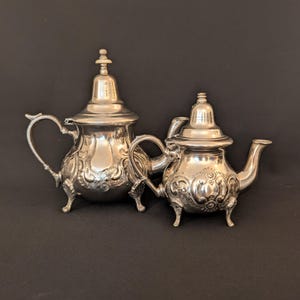 Paire de théières marocaines vintage - Service à thé à la menthe estampé arabe - Décor floral en relief