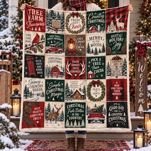 Könnte beinhalten: Eine Patchwork-Decke mit einem Raster aus fünfundzwanzig Quadraten mit weihnachtlichen Illustrationen und Texten wie Tree Farm Treasures, Fresh Cut Cheer, Country Christmas, Merry in the Woods und Rustic Holiday Joy in Rot, Grün und Weiß.