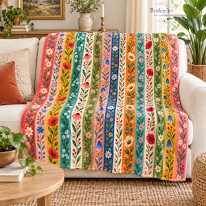 Puede incluir: Una manta con un vibrante patrón de rayas verticales y motivos florales coloridos. El diseño incluye bandas repetitivas de amapolas rojas, campanillas azules y margaritas blancas sobre fondos de color naranja, amarillo, rosa y verde azulado.