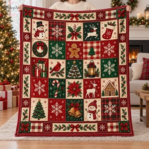 Op de afbeelding: Een rechthoekige plaid met een raster van kerstthema-vierkanten. Het patroon bevat illustraties van sneeuwpoppen, rendieren, peperkoekmannetjes, kerstbomen, kerststerren, zuurstokken, lantaarns en sneeuwvlokken.