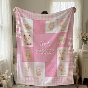Può includere: Coperta rosa per bambini con un design patchwork. Presenta orsetti, palloncini e una mongolfiera. Il nome "AVA PARKER" è al centro. Il bordo ha un motivo a quadri rosa e bianchi.
