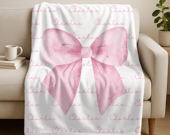 パーソナライズされたピンクのリボンブランケット、カスタムネームのベビーシャワーギフト、コケットな雰囲気、心地よい女の子の赤ちゃんへのギフト、柔らかい保育園のおくるみ、新生児用ブランケット