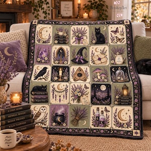 Puede incluir: Una manta rectangular con una cuadrícula de ilustraciones cuadradas que muestran lavanda, gatos negros, lunas, cristales, un sombrero de bruja, un cuervo, un búho, un caldero y libros, con elementos botánicos y motivos celestiales.