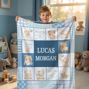 Può includere: Una coperta per bambini personalizzata con un design patchwork, illustrazioni di orsetti e il nome "LUCAS MORGAN" in un quadrato blu centrale. La coperta ha una combinazione di colori blu e bianco.
