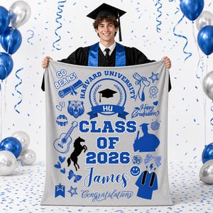 Op de afbeelding: Een lichtgrijze deken met blauwe afbeeldingen en tekst, vastgehouden door een persoon in een afstudeerhoed en -jurk. De deken bevat de woorden "Harvard University", "Class of 2026" en "James", samen met verschillende illustraties.