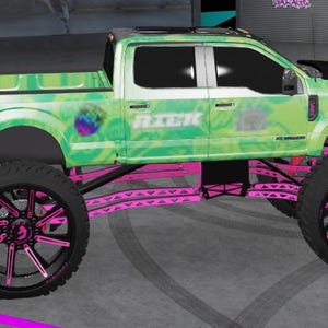 Puede incluir: Una camioneta pick-up verde y blanca con detalles en rosa y grandes ruedas negras. La camioneta tiene una pintura personalizada con un patrón de tie-dye y la palabra "RICK" escrita en el lateral.