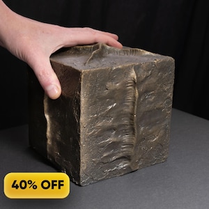 Getextureerde kubussculptuur met bronseffect – modern geometrisch kunstobject