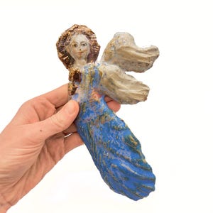 Ange en céramique avec visage peint à la main. Ange en céramique, ange en argile, cadeau poterie, céramique faite main, art mural en céramique, statue de saints, figurine en céramique