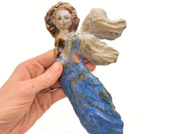 Ángel de cerámica con cara pintada a mano. Ángel de cerámica, ángel de arcilla, regalo de cerámica, cerámica hecha a mano, arte mural de cerámica, estatua de santos, figura de cerámica.