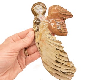 金箔のアクセントと手描きの天使の顔が特徴の陶器製の天使像。天使の置物、手作り陶器、粘土製の天使、洗礼の贈り物、堅信礼の贈り物
