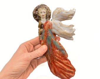 Ángel de cerámica con detalles dorados y rostro angelical pintado a mano. Figura de ángel, cerámica hecha a mano, ángel de arcilla, regalo de bautizo o confirmación.