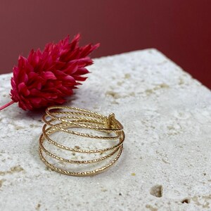 Dahlia | Ring i 14 karat guld | Femårdig ring | Ring med flera strängar av diamanter | Minimalistisk stil | Present till henne