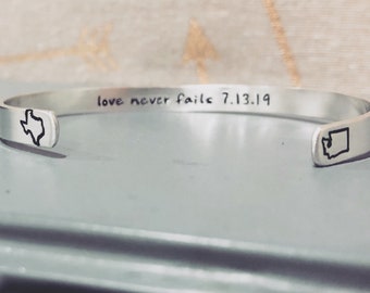 Brazalete de plata de ley con los estados de Washington, Texas, Virginia Occidental, Wisconsin, Wyoming, Vermont, Virginia, Tennessee, Carolina del Sur y Dakota del Sur.