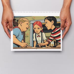 Pu&ograve; includere: Un calendario da parete con rilegatura a spirale che presenta un'illustrazione colorata di tre bambini riuniti attorno a un tavolo. La scena raffigura un bambino biondo con una camicia blu, una bambina dai capelli rossi con una camicetta bianca e un bambino con una camicia a righe rosse e nere.