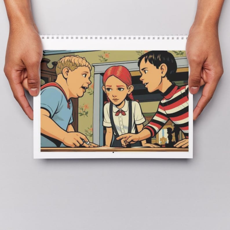Pu&ograve; includere: Un calendario da parete con rilegatura a spirale che presenta un'illustrazione colorata di tre bambini riuniti attorno a un tavolo. La scena raffigura un bambino biondo con una camicia blu, una bambina dai capelli rossi con una camicetta bianca e un bambino con una camicia a righe rosse e nere.