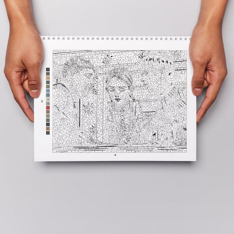Pu&ograve; includere: Una pagina di libro da colorare con i numeri a spirale che presenta un disegno al tratto in bianco e nero di tre persone. L'immagine contiene sezioni numerate da colorare e una striscia verticale con la legenda dei colori a sinistra.