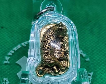 Amuleto tailandés de aleación de oro: Ratón amamantando a un gato, magia Metta