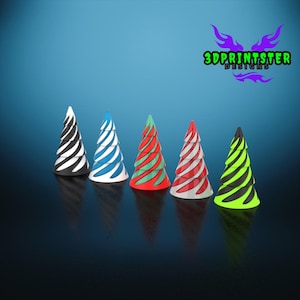 Könnte beinhalten: Fünf farbenfrohe, kegelförmige Dekobäume mit Spiralmuster. Die Bäume sind schwarz-weiß, blau-weiß, rot-grün, rot-weiß und schwarz-neongrün. Der Text "3DPRINTSER DESIGNS" ist im Bild zu sehen.