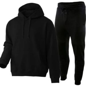 Puede incluir: Una sudadera con capucha negra y pantalones deportivos a juego. La sudadera tiene un bolsillo canguro y una capucha con cordón. Los pantalones deportivos tienen una cintura elástica y un cordón.