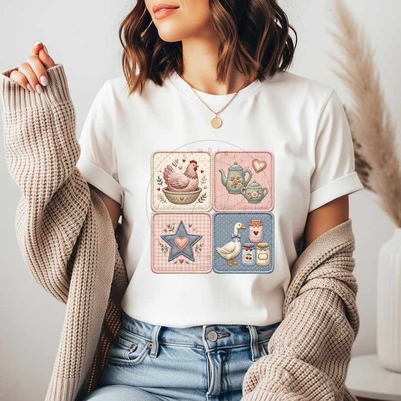Puede incluir: Camiseta blanca con cuatro parches cuadrados con ilustraciones de tem&aacute;tica campestre. Los parches incluyen una gallina, teteras, una estrella y un ganso con tarros de mermelada. El dise&ntilde;o tiene una est&eacute;tica vintage y r&uacute;stica.