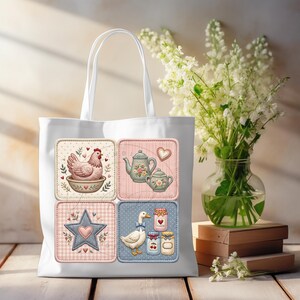 Puede incluir: Bolso tote blanco con cuatro dise&ntilde;os cuadrados: una gallina, un juego de t&eacute;, una estrella con un coraz&oacute;n y un ganso con tarros de mermelada. El bolso tiene asas blancas y est&aacute; sobre una superficie de madera.
