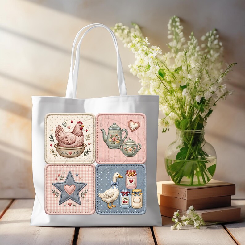 Puede incluir: Bolso tote blanco con cuatro dise&ntilde;os cuadrados: una gallina, un juego de t&eacute;, una estrella con un coraz&oacute;n y un ganso con tarros de mermelada. El bolso tiene asas blancas y est&aacute; sobre una superficie de madera.