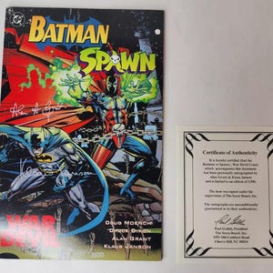 Könnte beinhalten: Ein Batman Spawn War Devil Comic mit Cover-Illustration von Batman und Spawn sowie zwei Unterschriften auf der Vorderseite, begleitet von einem weißen Echtheitszertifikat mit schwarzem Text und dekorativem Rand, herausgegeben von The Score Board, Inc.