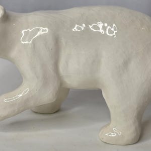 Vintage keramisk isbjörnsfigur 1975 Duncan Ceramics 5 tum handmålad vit björn retro arktisk djurskulptur skogsdekoration