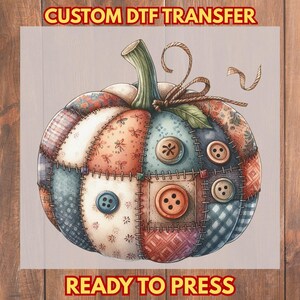 Op de afbeelding: Een kleurrijk patchwork pompoenontwerp met diverse stofpatronen en knoopversieringen. De pompoen heeft een groene stengel en is vastgebonden met touw. De tekst "CUSTOM DTF TRANSFER" en "READY TO PRESS" worden weergegeven.