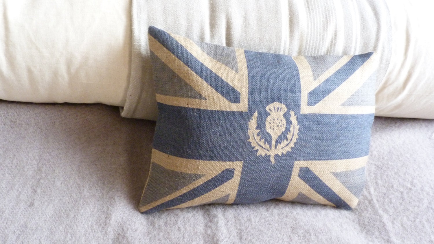 Handgedruckter Union Jack Flaggen-Kissenbezug in royalblau mit Logodistel-Overlay