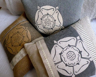 Funda de cojín con estampado a mano de Yorkshire Rose