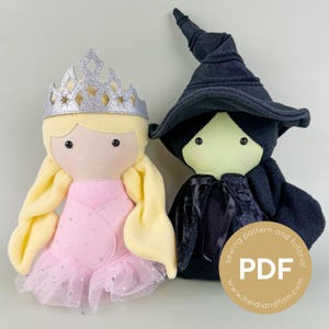 Könnte beinhalten: Zwei handgefertigte Stoffpuppen: eine Prinzessin und eine Hexe. Die Prinzessinnenpuppe hat blondes Haar, ein rosa Kleid mit Tüllrock und eine silberne Krone. Die Hexenpuppe ist schwarz gekleidet mit einem spitzen Hut und grüner Haut. Der Text "sewing pattern and tutorial PDF" ist enthalten.