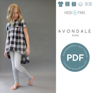 Peut inclure: Une tunique à carreaux noir et blanc avec une ourlet asymétrique. La tunique est portée par une jeune fille. L'image comprend également une icône de téléchargement numérique et le texte "HEIDI & FINN AVONDALE tunique patron de couture et tutoriel PDF www.heidiandfinn.com".