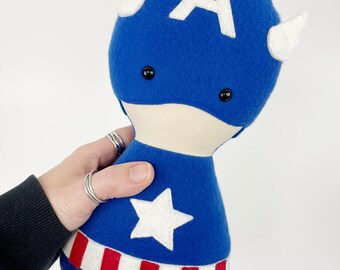 Boneca de pelúcia feita à mão, presente PRONTO PARA ENVIO, boneca do Capitão América, presente para criança, boneca de pelúcia para menina, boneca de pano de pelúcia, presente para menino, boneca de super-herói