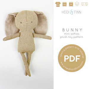 Könnte beinhalten: Ein beigefarbener Plüsch-Hasen-Spielzeug mit langen Ohren und Beinen. Der Hase liegt auf einem weißen Hintergrund. Der Text "BUNNY mini softies plush toy pattern sewing pattern and tutorial PDF www.heidiandfinn.com" ist in Braun auf einem beigefarbenen Kreis gedruckt.
