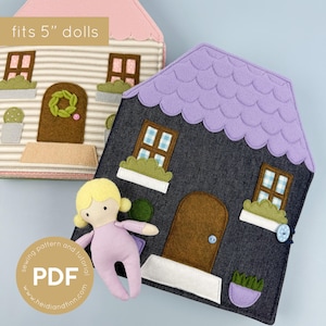 Op de afbeelding: Twee vilten poppenhuizen, één roze en één donkerblauw, met een pop. Het roze huis heeft een gestreept patroon, terwijl het blauwe huis een paars dak heeft. De tekst "fits 5" dolls" is zichtbaar.
