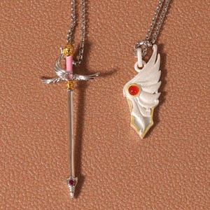 Collares de espada y escudo de cartas Clow en plata de ley con piedras preciosas de ágata rubí de Cardcaptor Sakura, joyería de anime, regalo de anime nerd.