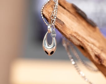 Hohl Ritter inspiriert 925 Sterling Silber Anhänger Halskette, Minimalist Teardrop Maske Schmuck für Gamer und Sammler Geschenk poliert Charm