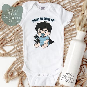Kawaii Anime Baby Onesie®, urocze body niemowlęce Born to Level Up, urocze ubranka dla chłopców Chibi, uroczy prezent na baby shower dla nowych rodziców Otaku