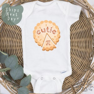 Cutie cirkeldiagram baby-rompertje®, grappige woordspeling voor pi-dag babyromper, 3,14 2025 taart baby-onthullingscadeau voor ouders wiskunde- en natuurkundeleraar