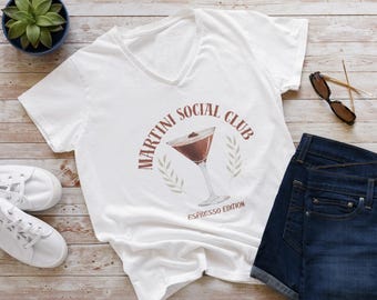 エスプレッソマティーニソーシャルクラブVネックTシャツ：カクテル好きへのギフト