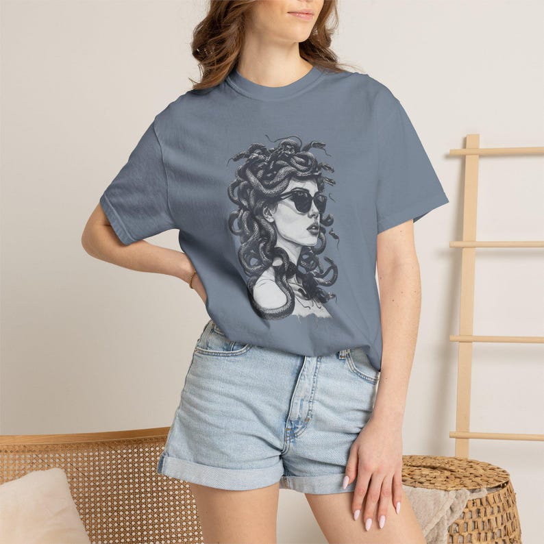 メデューサTシャツ Comfort Colors Tシャツ ギリシャ神話グラフィック ヴィンテージスタイル Ice Blue