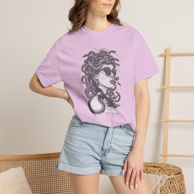 メデューサTシャツ Comfort Colors Tシャツ ギリシャ神話グラフィック ヴィンテージスタイル Orchid