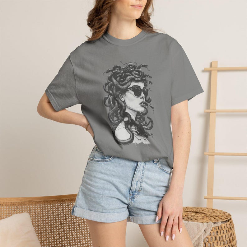メデューサTシャツ Comfort Colors Tシャツ ギリシャ神話グラフィック ヴィンテージスタイル Granite
