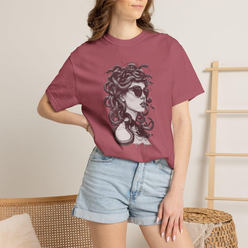 メデューサTシャツ Comfort Colors Tシャツ ギリシャ神話グラフィック ヴィンテージスタイル Crimson