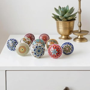 Packung mit 10 Keramikknäufen, Schubladenknäufe, Mandala Art, mehrfarbige Schrankknöpfe mit Mutterenschraube, einfach zu installieren, Handgemachter Knopf, indisches Dekor